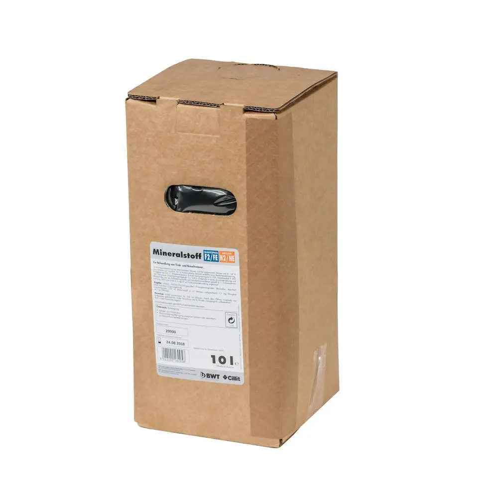 Braune Pappverpackung mit Griff und Etikett von BWT, gefüllt mit mineralischem Stoff. Inhalt: 10 Liter, Verwendung für die Wasseraufbereitung.